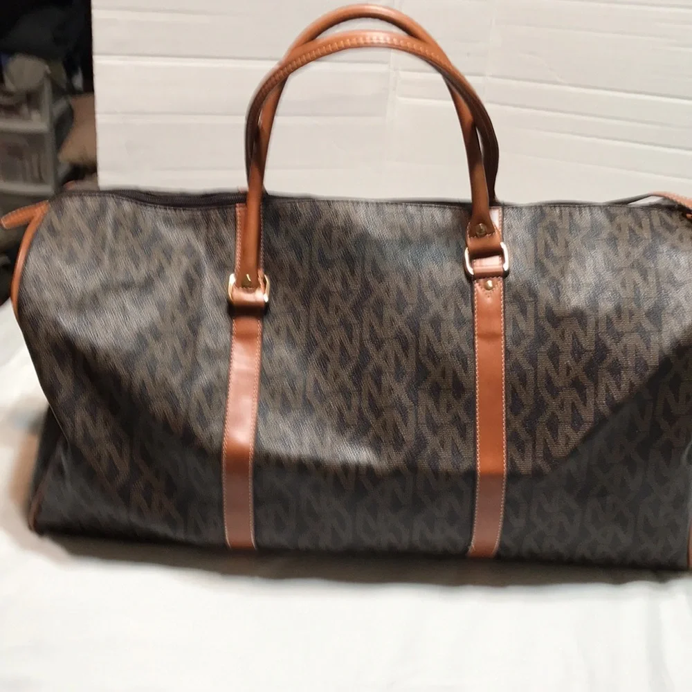 NX signature logo weekender, fully lined with inside zipper pocket. - Picture 4 of 9